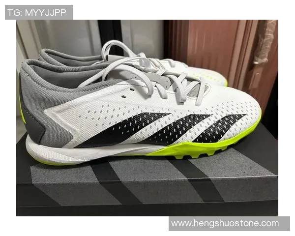 足球鞋走出球场时尚潮流引领街头运动风尚新趋势